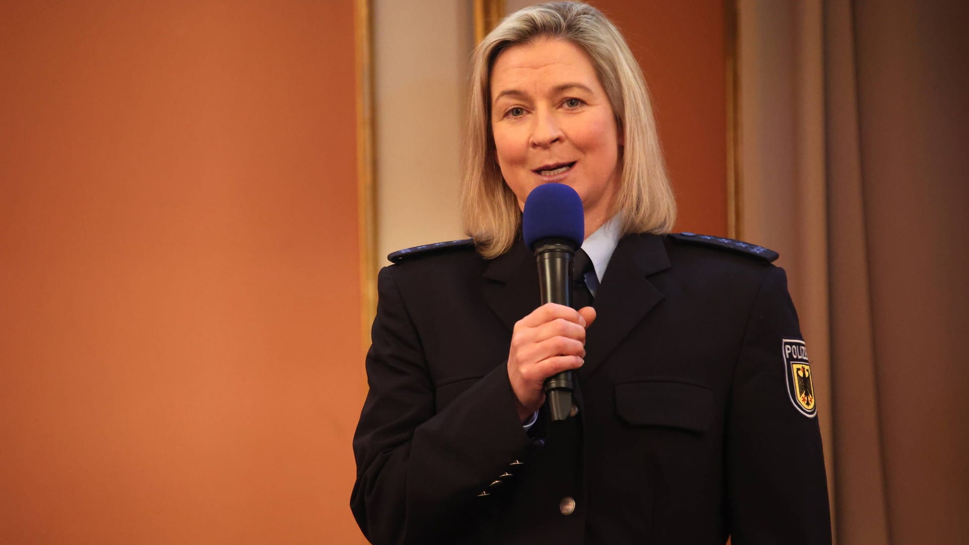 Claudia Pechstein beim Empfang der Olympiateilnehmer (Archivbild): Auch hier trat die Spitzensportlerin in Polizeiuniform auf.