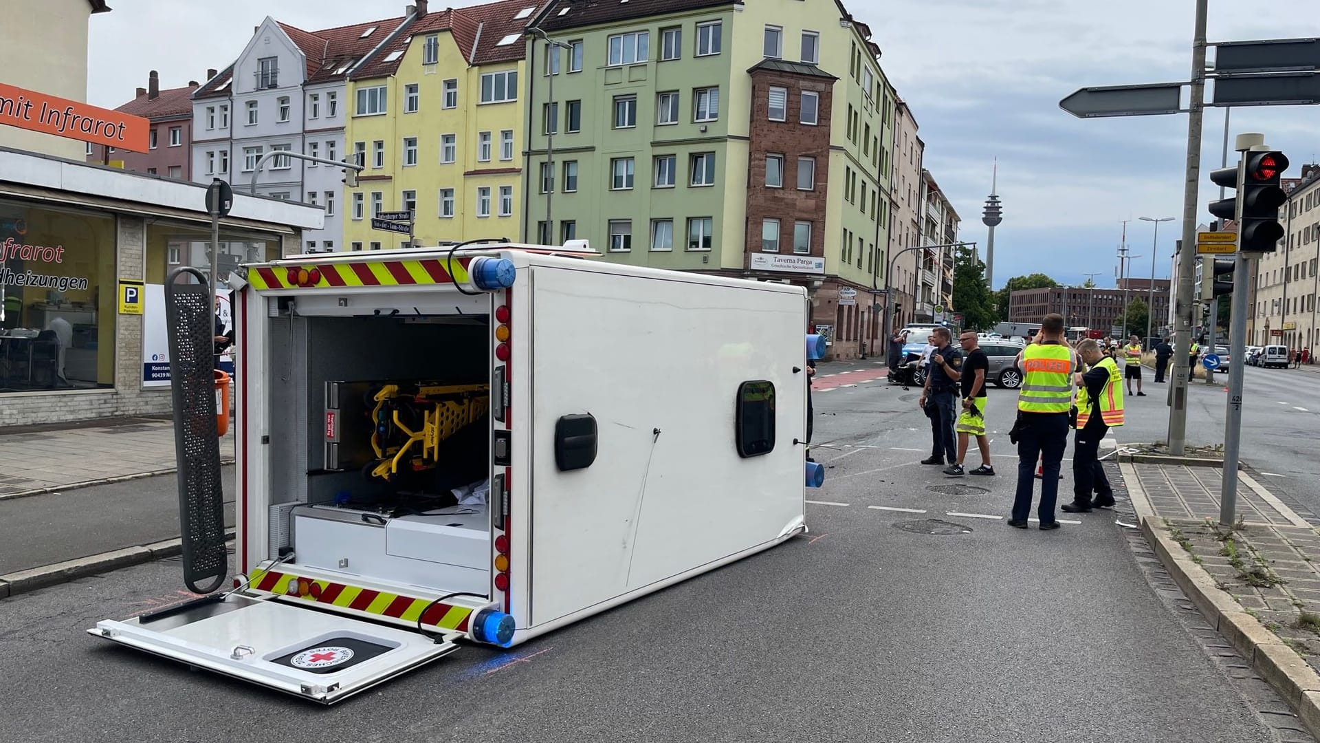 Der Krankenwagen fuhr wohl mit Sonderrechten bei Rotlicht auf eine Kreuzung ein - mit fatalen Folgen.