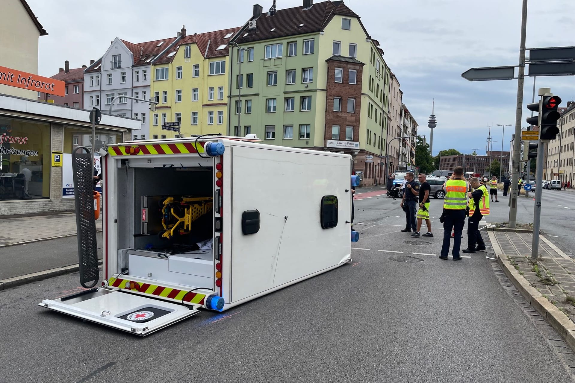 Der Krankenwagen fuhr wohl mit Sonderrechten bei Rotlicht auf eine Kreuzung ein - mit fatalen Folgen.