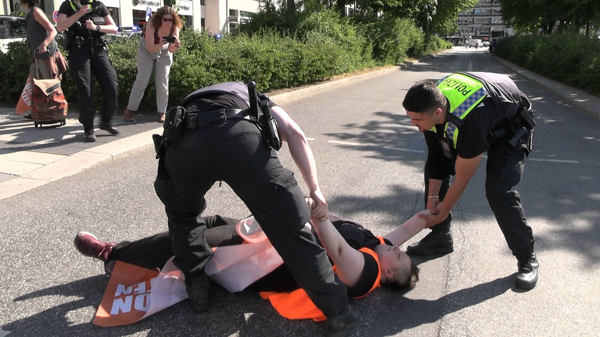 Die Polizei hat eine Frauenblockade der "Letzten Generation" beendet: Insgesamt hatten sich sieben Personen auf beiden Seiten der Straße an der Alster gesetzt.