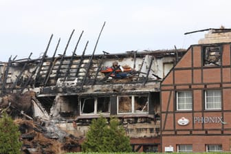 Im November brannte in Groß Strömkendorf in Mecklenburg-Vorpommern ein ehemaliges Hotel, dass als Unterkunft für Asylbewerber genutzt wurde.