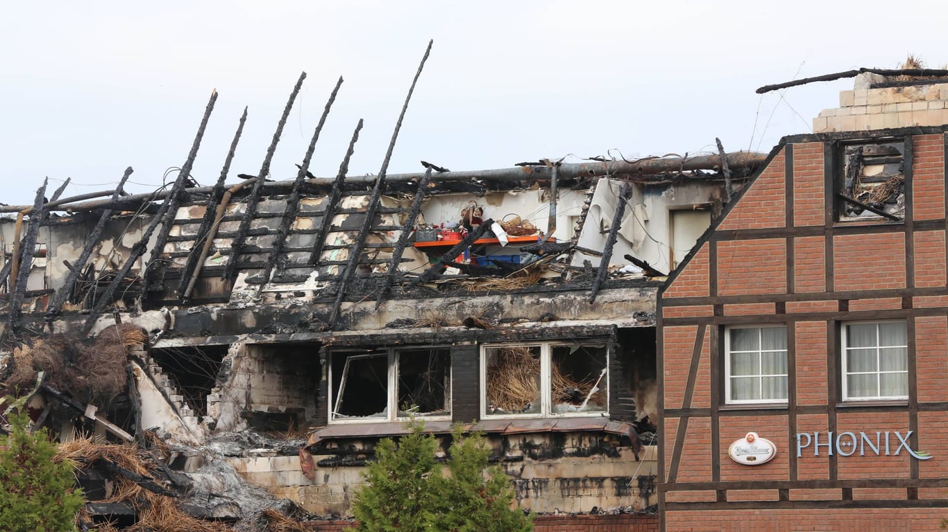 Im November brannte in Groß Strömkendorf in Mecklenburg-Vorpommern ein ehemaliges Hotel, dass als Unterkunft für Asylbewerber genutzt wurde.