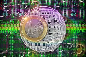 Eine Euro-Münze und Binärcode (Symbolbild): Die Europäische Zentralbank arbeitet an der Einführung des digitalen Euros.