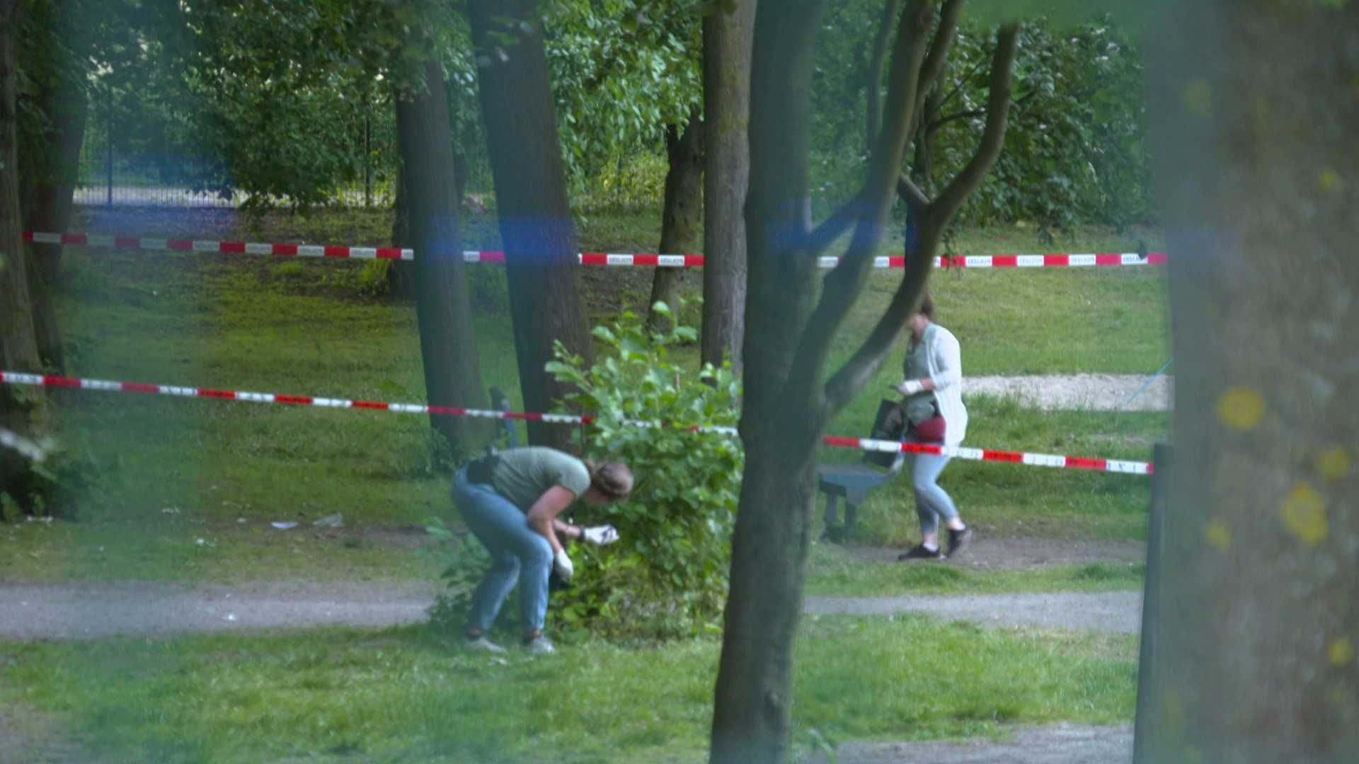 Ermittler der Polizei untersuchen das Gelände der Schule in Kamen: Am Sonntagabend fielen hier Schüsse.