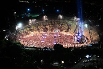 Tausende Zuschauer verlassen nach Ende des Konzerts der Band Rammstein das Olympiastadion: Die Auftritte der Band um Frontmann Till Lindemann sorgen weiter für Schlagzeilen.