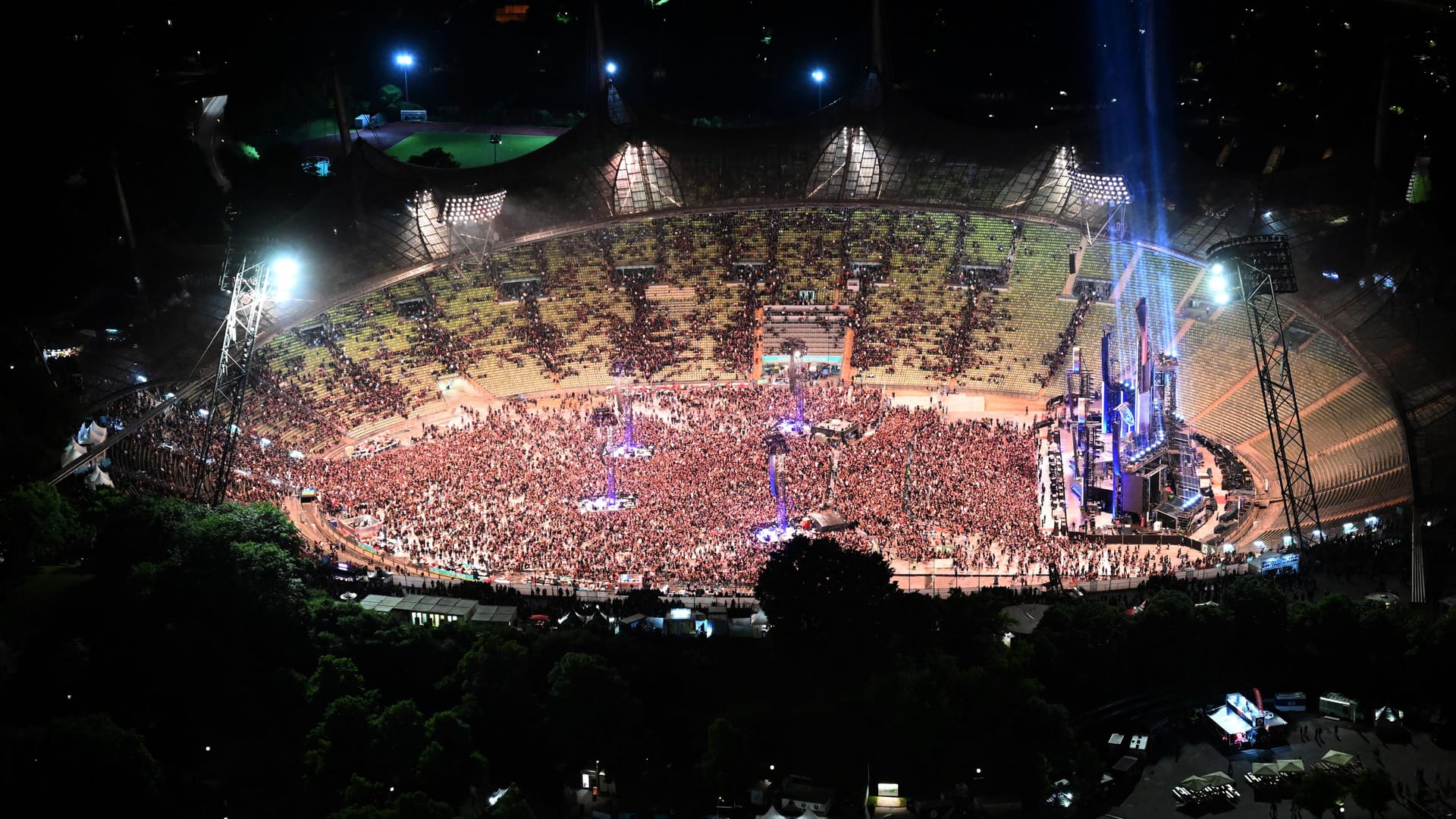 Tausende Zuschauer verlassen nach Ende des Konzerts der Band Rammstein das Olympiastadion: Die Auftritte der Band um Frontmann Till Lindemann sorgen weiter für Schlagzeilen. Tausende Zuschauer verlassen nach Ende des Konzerts der Band Rammstein das Olympiastadion: Die Auftritte der Band um Frontmann Till Lindemann sorgen weiter für Schlagzeilen.