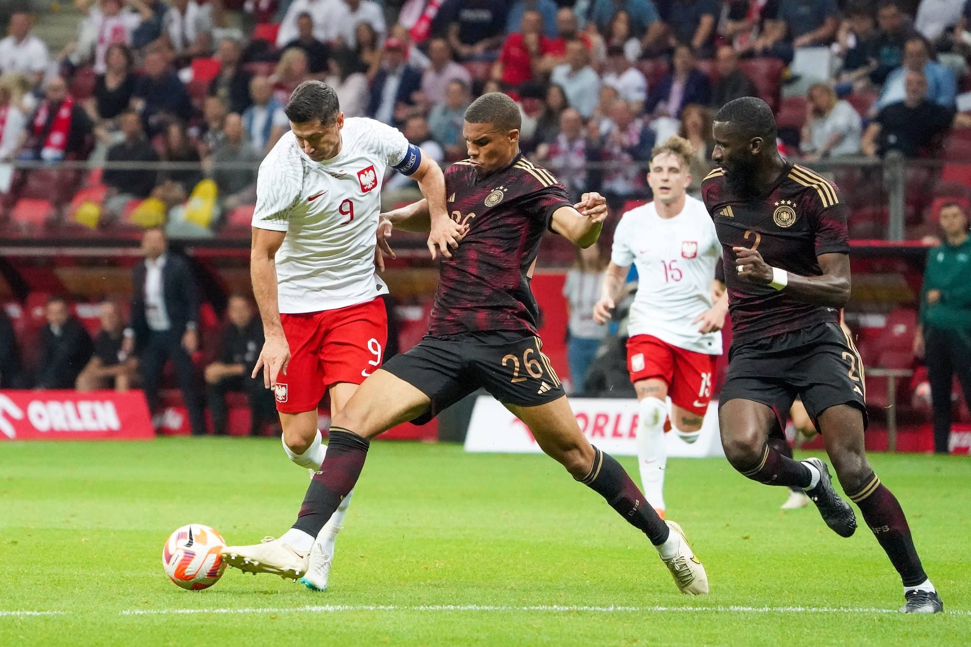 Malick Thiaw (bis 87.): Der frühere Schalker feierte sein Länderspieldebüt und bekam es dabei ausgerechnet mit Weltstürmer Robert Lewandowski zu tun. Wichtig sein Körpereinsatz gegen Kuba (13.), womit er dessen 22. Länderspieltor verhinderte, auch sonst präsent in den Zweikämpfen. Hatte das 1:1 auf dem Fuß (78.) Für ein Debüt eine sehr ordentliche Leistung. Note 2 Malick Thiaw (bis 87.): Der frühere Schalker feierte sein Länderspieldebüt und bekam es dabei ausgerechnet mit Weltstürmer Robert Lewandowski zu tun. Wichtig sein Körpereinsatz gegen Kuba (13.), womit er dessen 22. Länderspieltor verhinderte, auch sonst präsent in den Zweikämpfen. Hatte das 1:1 auf dem Fuß (78.) Für ein Debüt eine sehr ordentliche Leistung. Note 2