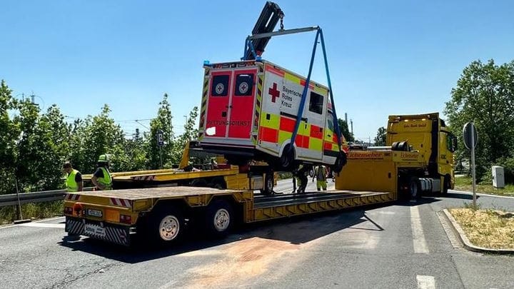 Auf der A73 ist es zu einem Verkehrsunfall mit einem Rettungswagen gekommen.