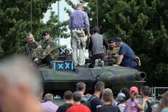 Besucher des "Tag der Bundeswehr 2023" schauen sich einen Leopard-2 Panzer an. Am Rande des Events kam es zu Protesten.