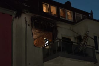 Ausgebrannte Wohnung in Duisburg: Die Feuerwehr war in der Nacht im Einsatz.