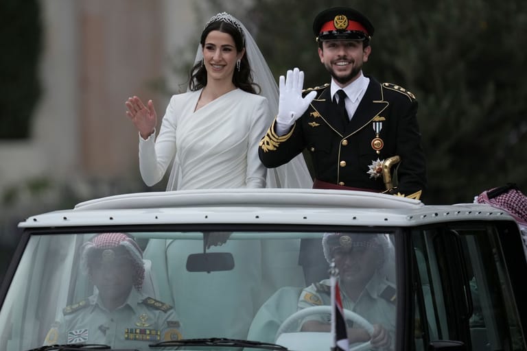 Kronprinz Hussein bin Abdullah und Rajwa Khalid Alseif zeigten sich nach ihrer Eheschließung dem jordanischen Volk.