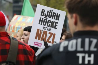 Ein Plakat mit der Aufschrift "Björn Höcke ist ein Nazi" bei einer Demo in Erfurt: Auch in Hamburg wurde es bei einer Veranstaltung gezeigt.