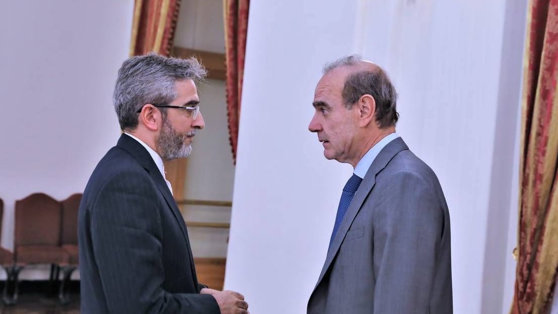 Ali Bagheri, Atomunterhändler (l) und EU-Vertreter Enrique Mora in Teheran (Archivbild): Die Bemühungen um eine Wiederbelebung des Atomabkommens sind umstritten.