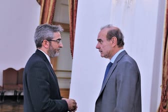Ali Bagheri, Atomunterhändler (l) und EU-Vertreter Enrique Mora in Teheran (Archivbild): Die Bemühungen um eine Wiederbelebung des Atomabkommens sind umstritten.