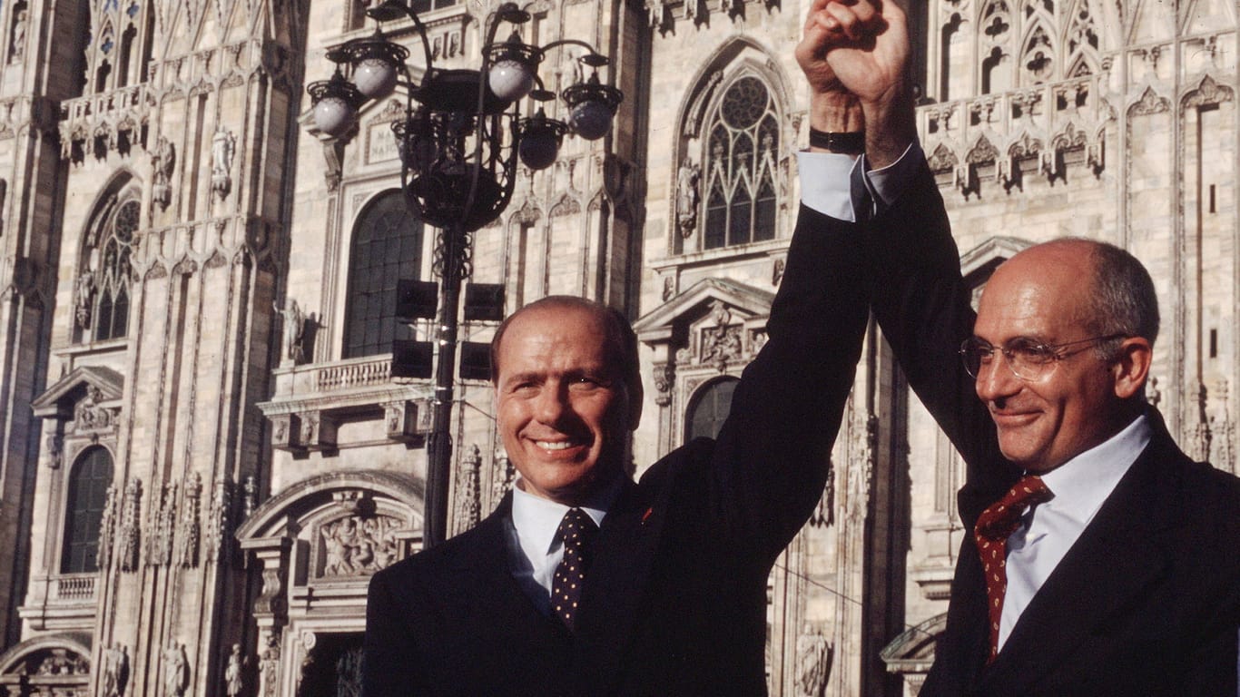 Silvio Berlusconi und sein einstiger Parteifreund Gabriele Albertini bei einer Demonstration von Forza Italia in Mailand: Vielen galt er als Symbol des modernen Populismus in Italien.
