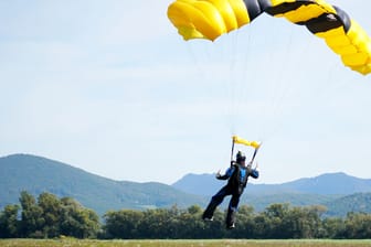 Ein Mann landet seinen Fallschirm auf einem Feld (Symbolbild): Zu dem Unfall in Norwegen kam es auf dem Gelände eines Flugsportvereins.