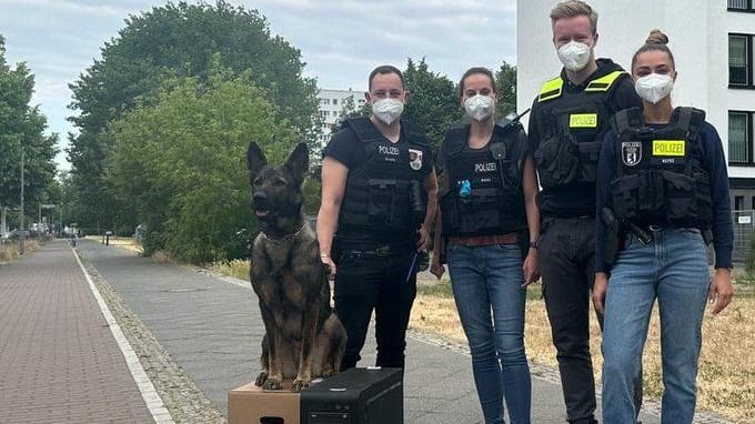 Ermittler nach einer der Durchsuchungen in Berlin: Auch ein Datenträgerspürhund war im Einsatz.