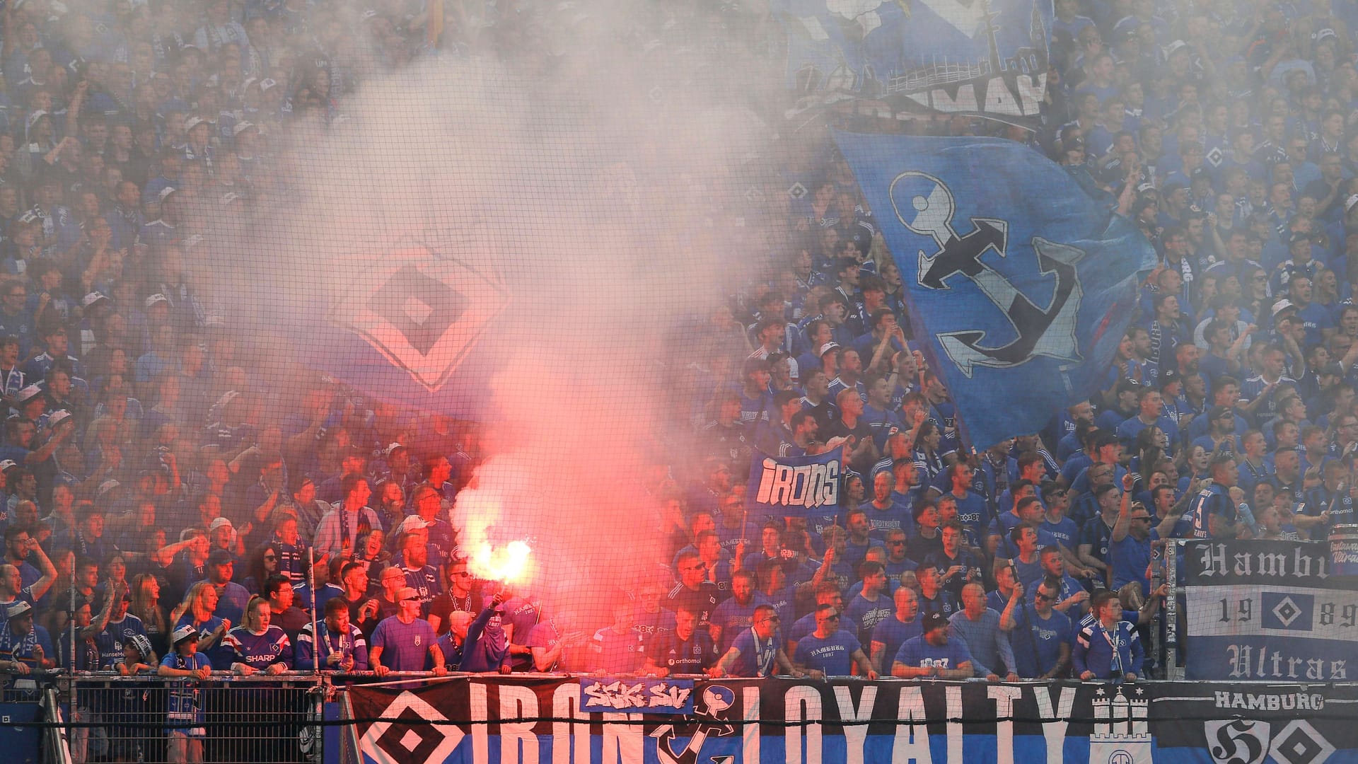 Einige Fans des Hamburger SV haben für Ärger gesorgt und Anhänger des Stadtrivalen FC St. Pauli attackiert.