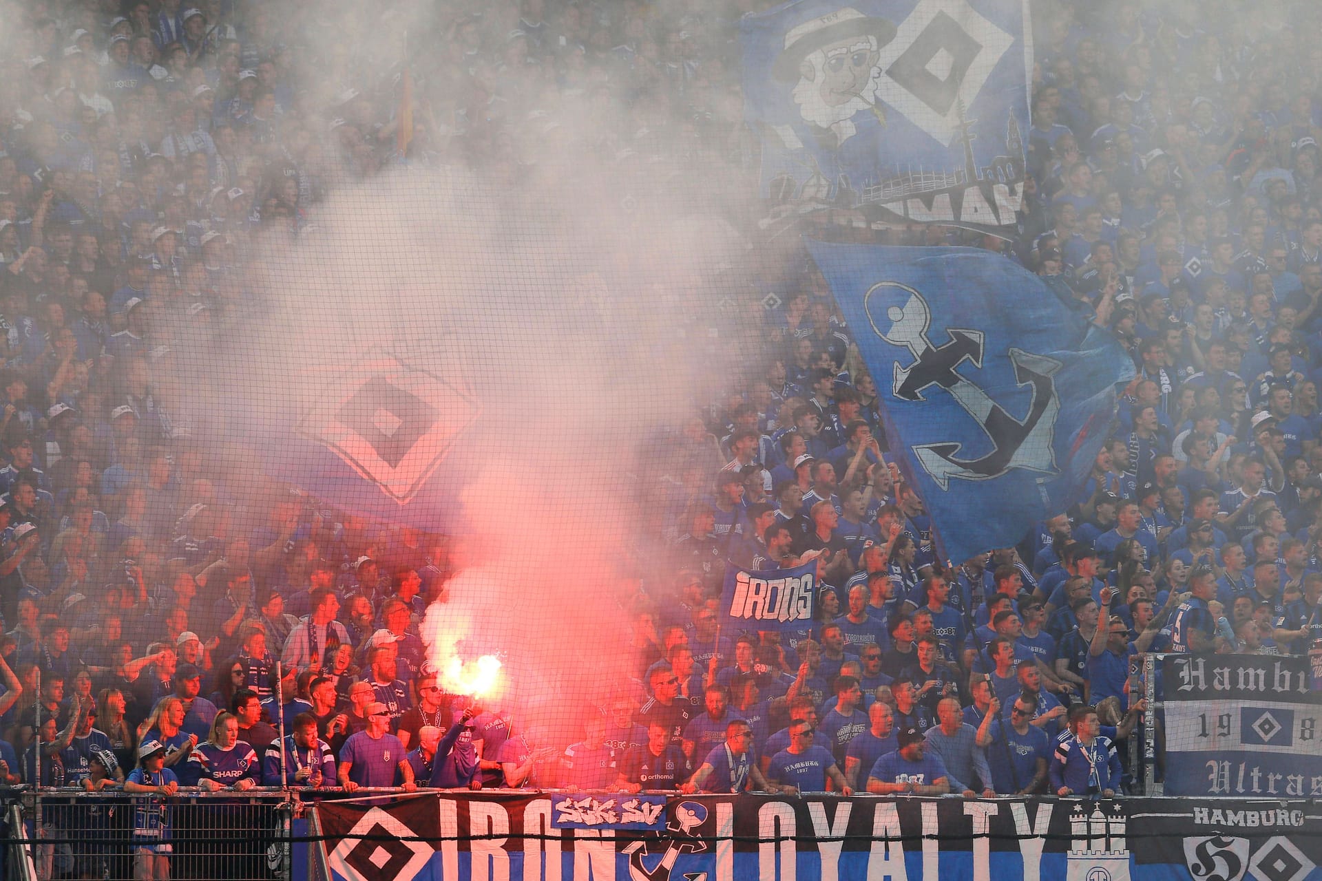 Einige Fans des Hamburger SV haben für Ärger gesorgt und Anhänger des Stadtrivalen FC St. Pauli attackiert.