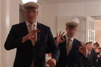AfD-GΓ€ste mit rechtsextremer Symbolik: Zwei Abgeordnete hatten die Burschenschaftler eingeladen. AfD-GΓ€ste mit rechtsextremer Symbolik: Zwei Abgeordnete hatten die Burschenschaftler eingeladen.