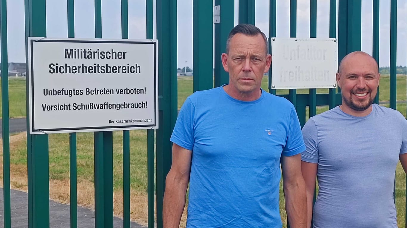 Jens Nebel und Enno Emling am Gatter des Fliegerhorsts Wunstorf.