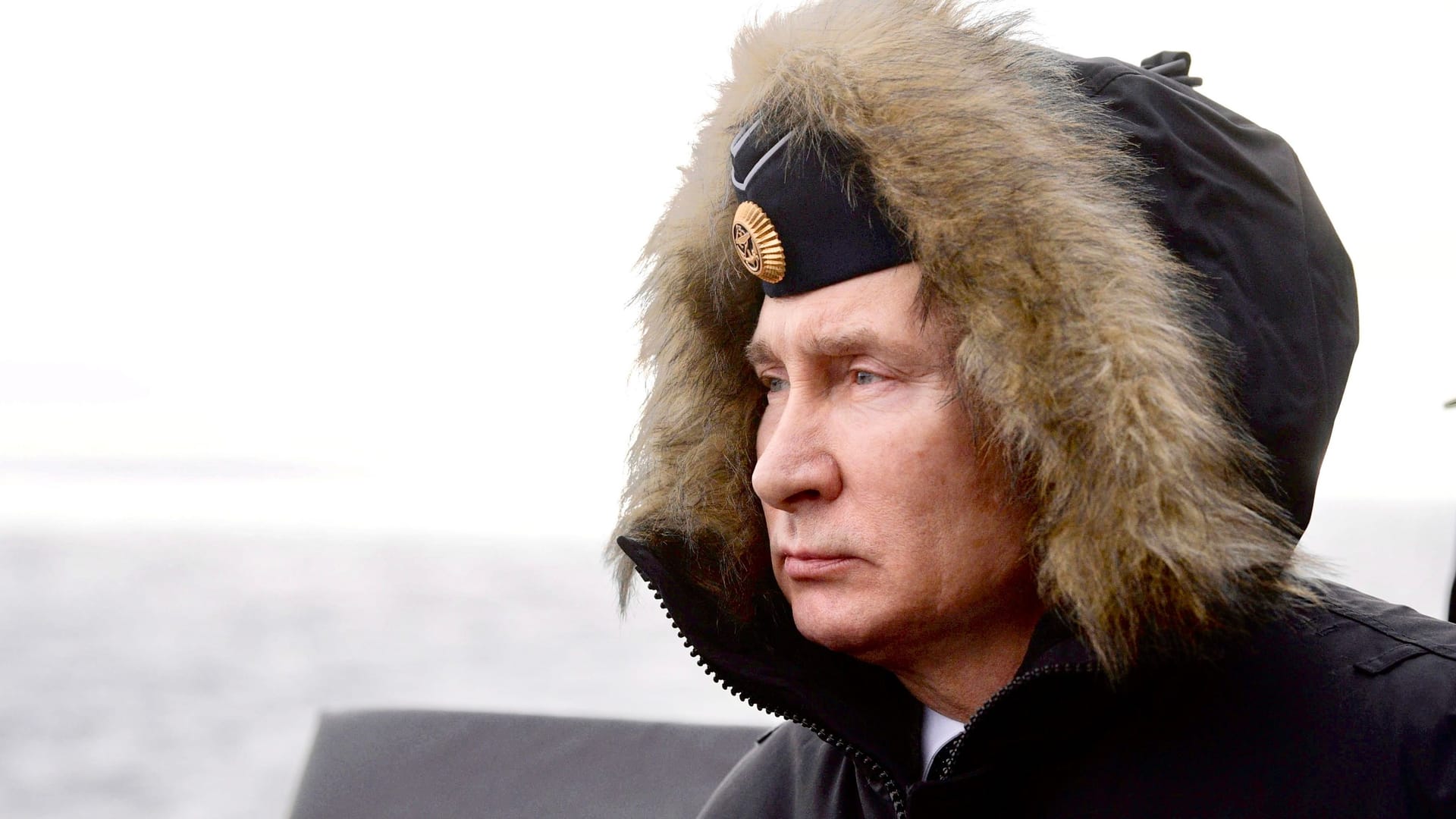 Wladimir Putin an Bord des russischen Kriegsschiffes "Marschall Ustinow" bei einer Übung im Schwarzen Meer (Archivbild).