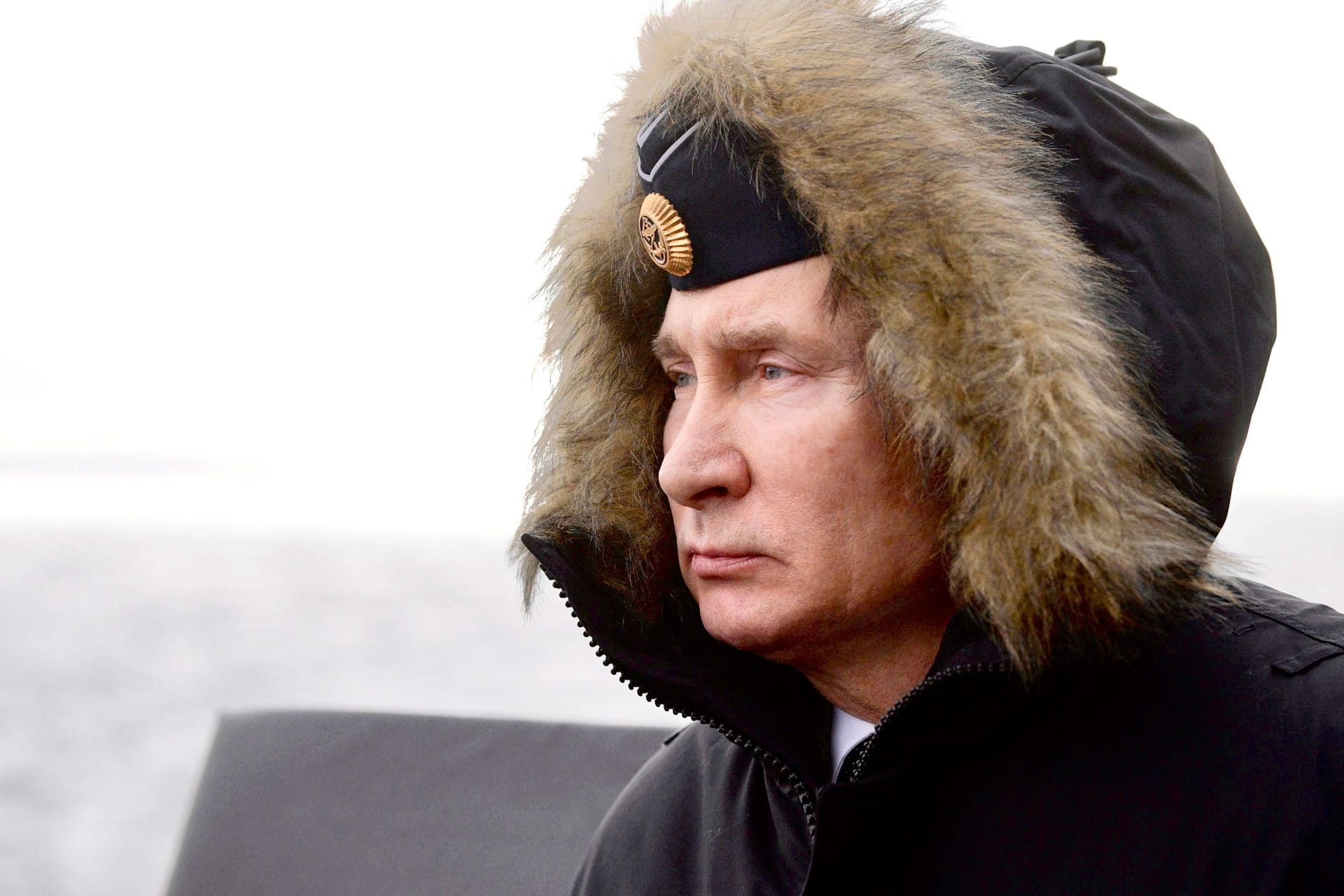 Wladimir Putin an Bord des russischen Kriegsschiffes "Marschall Ustinow" bei einer Übung im Schwarzen Meer (Archivbild).