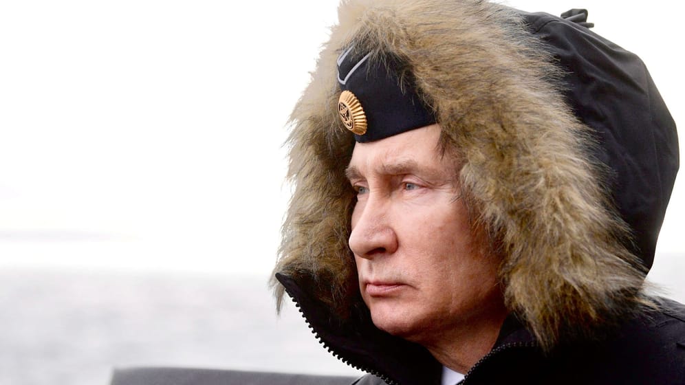 Wladimir Putin an Bord des russischen Kriegsschiffes "Marschall Ustinow" bei einer Übung im Schwarzen Meer (Archivbild).