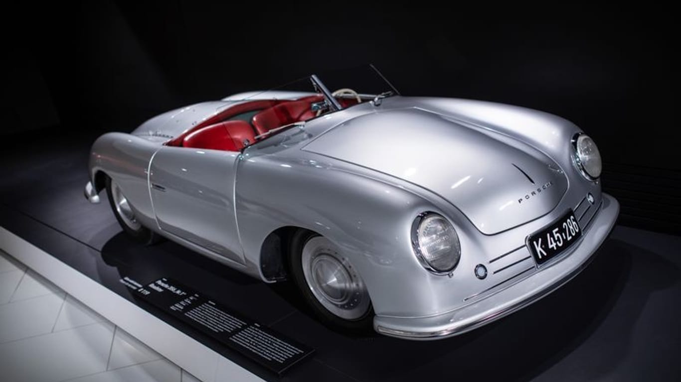 Premiere: Der erste Porsche, ein Porsche 356 "Nr. 1" Roadster, steht für Besucher im Porsche Museum ausgestellt.
