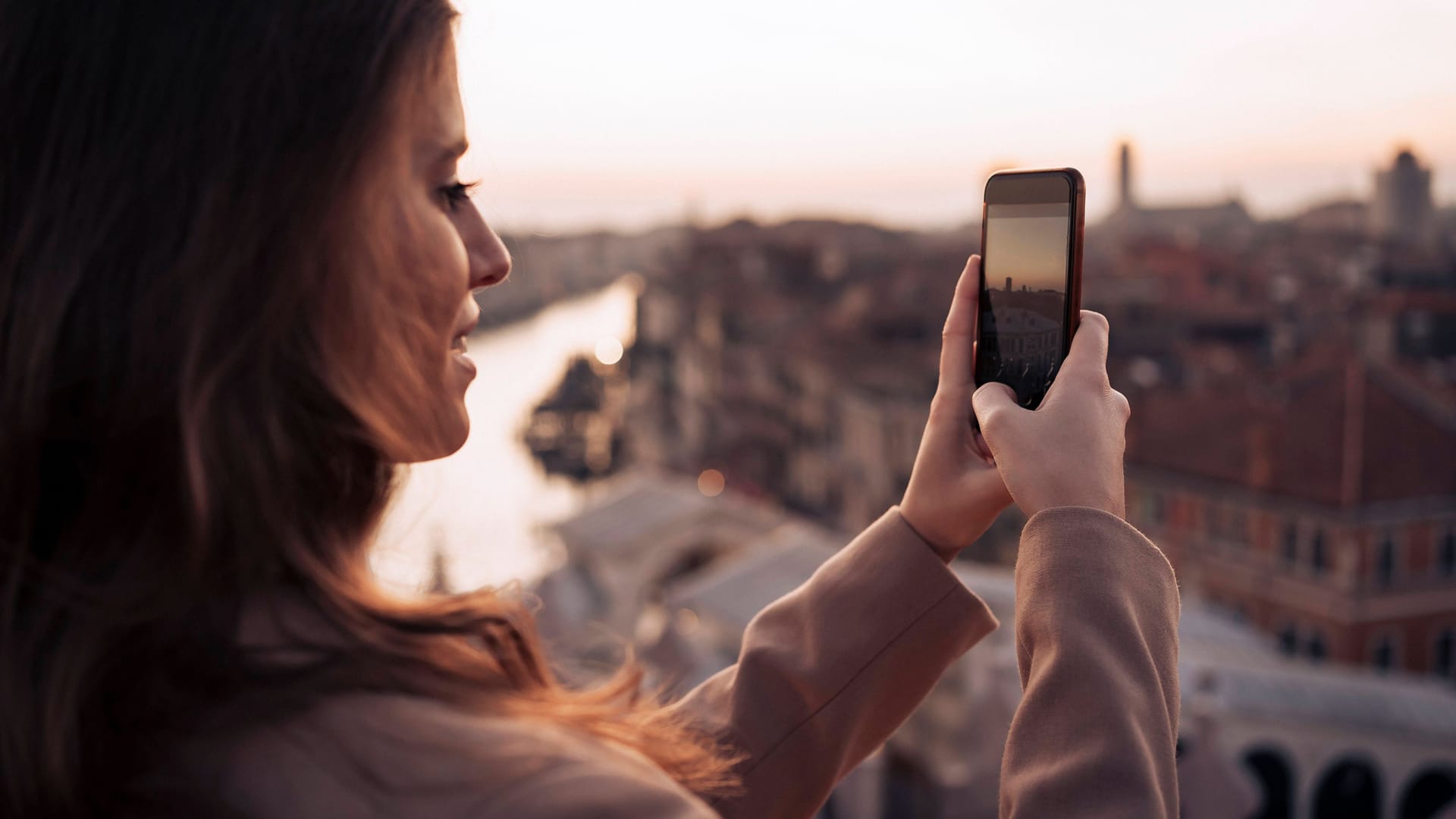 Smartphone im Urlaub (Symbolbild): Wer die Urlaubsfotos direkt posten oder verschicken möchte, sollte sich über Roaming informieren.