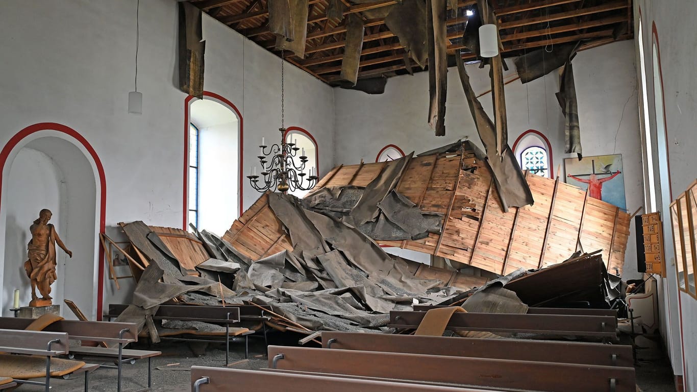 Teile der Decke in der Dorfkirche sind eingestürzt: Die Bretter und Dachpappe haben den vorderen Teil des Kirchenschiffe unter sich begraben.
