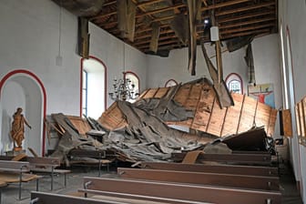 Teile der Decke in der Dorfkirche sind eingestürzt: Die Bretter und Dachpappe haben den vorderen Teil des Kirchenschiffe unter sich begraben.