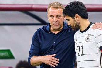 İlkay Gündoğan (r.) neben Hansi Flick: Der Spieler von Manchester City soll gegen Kolumbien auflaufen.