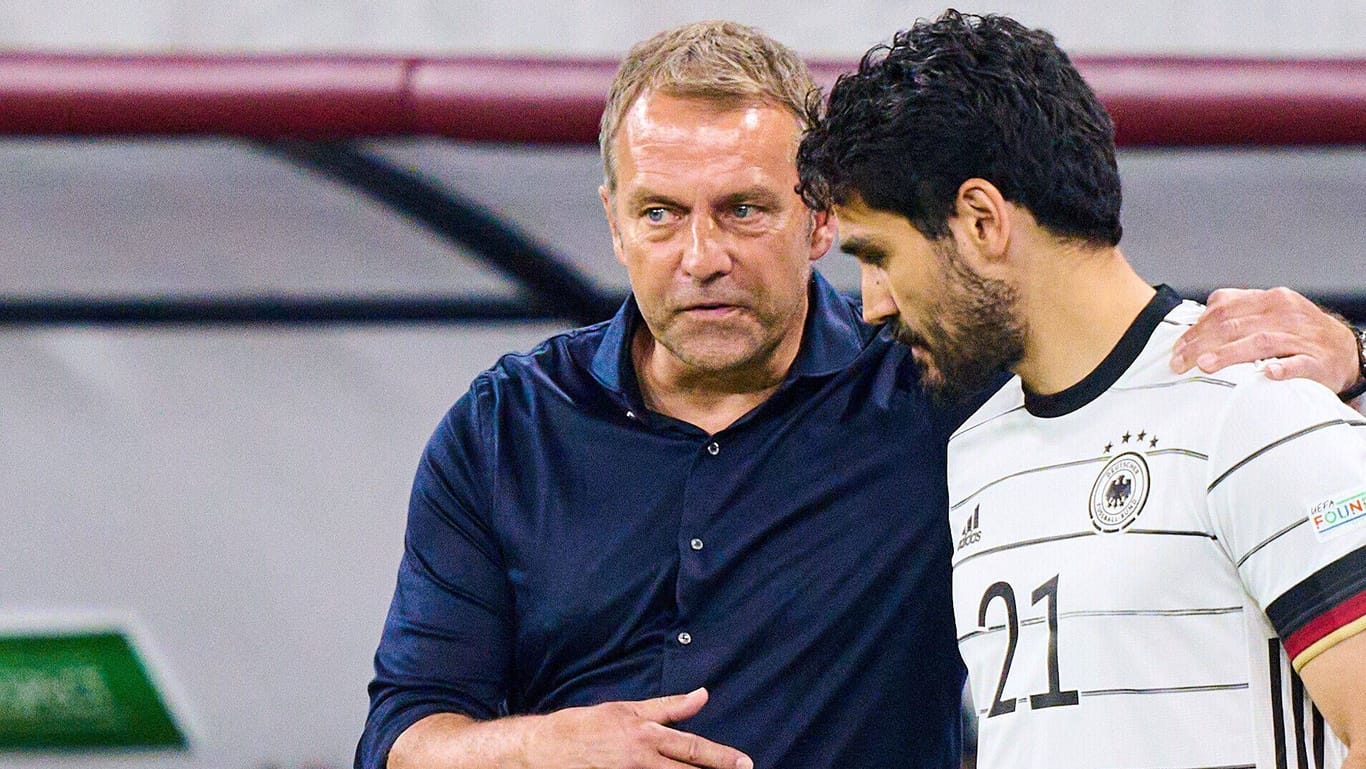İlkay Gündoğan (r.) neben Hansi Flick: Der Spieler von Manchester City soll gegen Kolumbien auflaufen.