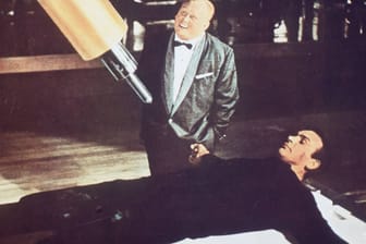 Gert Fröbe neben Sean Connery in der Rolle des James Bond (Archivbild): Als Goldfinger machte sich der deutsche Schauspieler unsterblich.