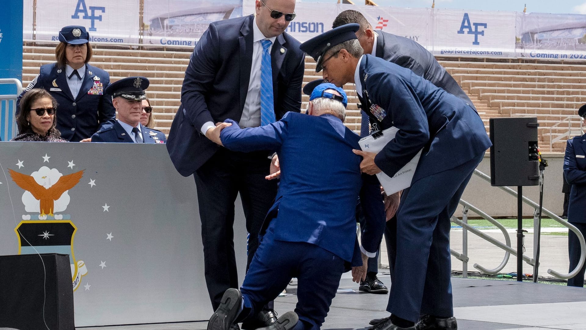 Joe Biden wird von Sicherheitskräften geholfen: Dem US-Präsidenten scheint es nach seinem Sturz in Colorado gut zu gehen.