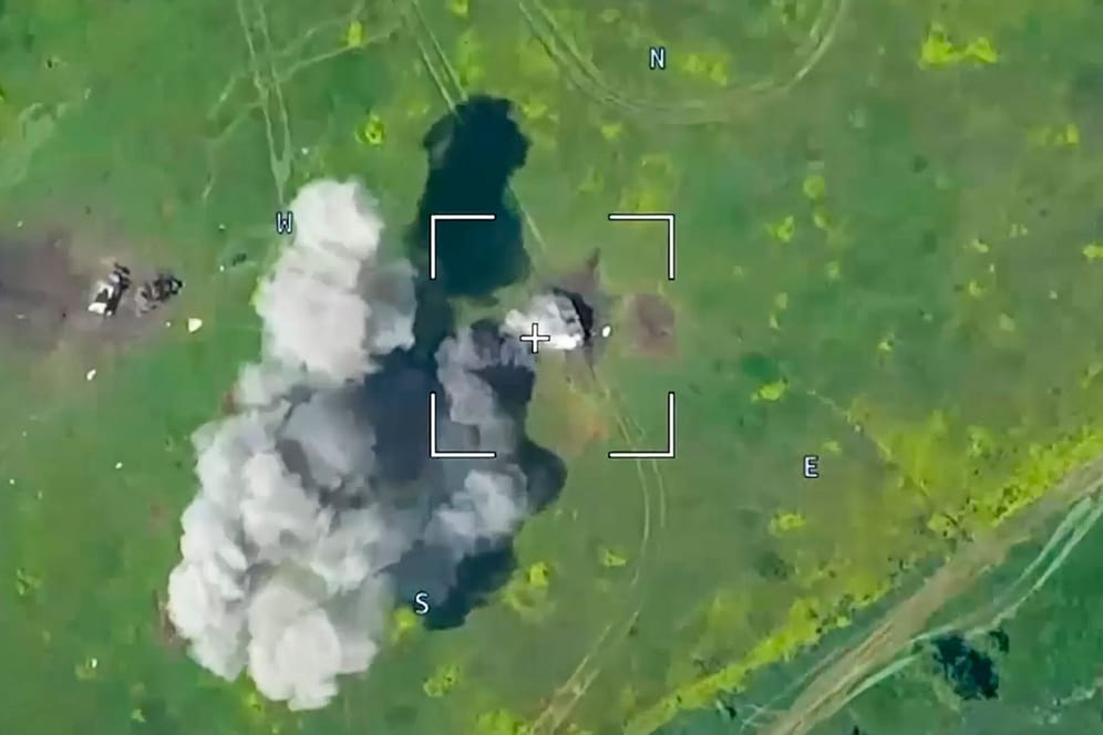 Gegenoffensive vereitelt? Drohnenaufnahmen sollen explodiert Gefährte der ukrainischen Streitkräfte südlich von Donezk zeigen.