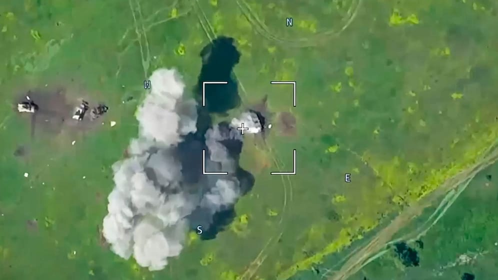 Gegenoffensive vereitelt? Drohnenaufnahmen sollen explodiert Gefährte der ukrainischen Streitkräfte südlich von Donezk zeigen.