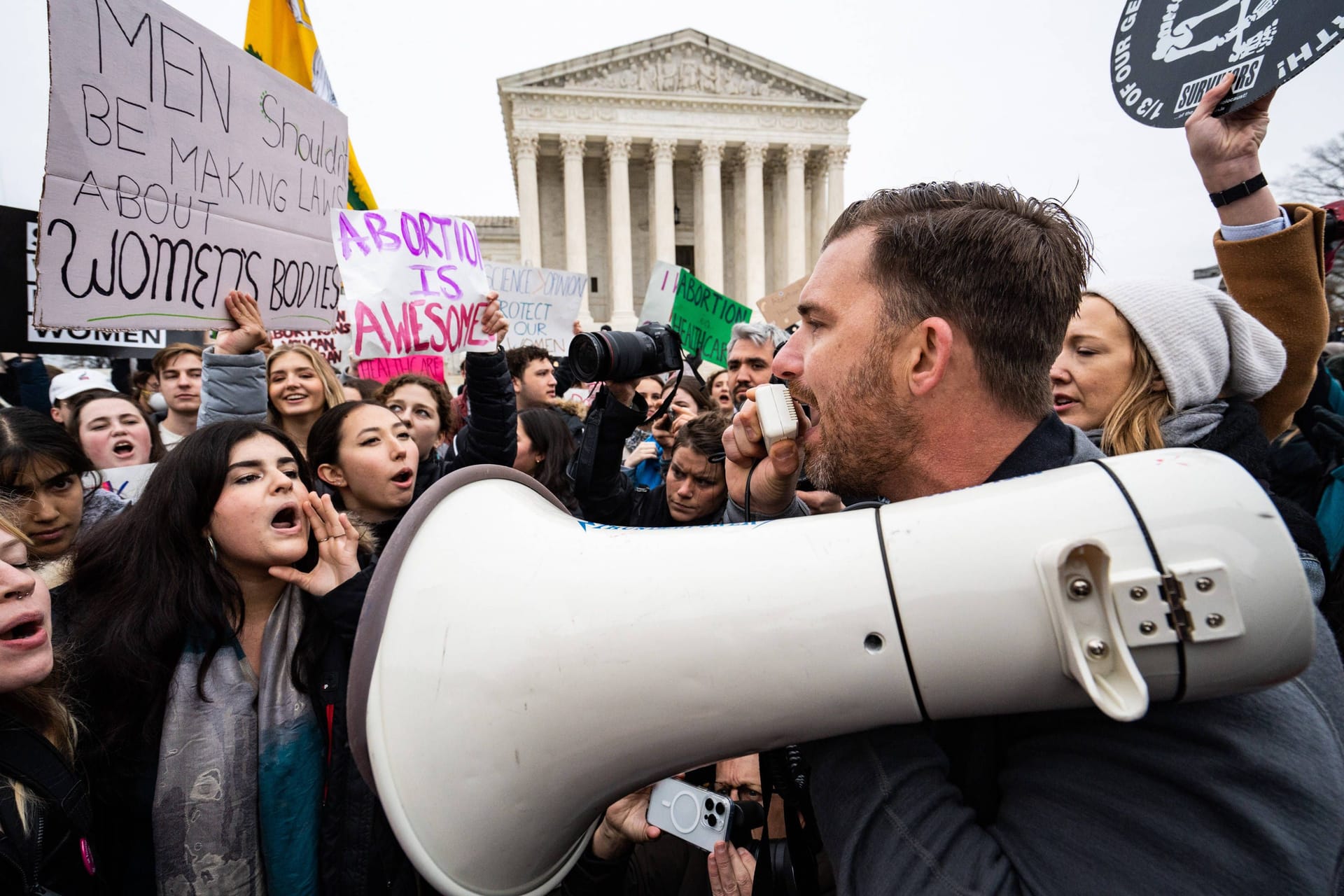 Abtreibungsrechtler und Abtreibungsgegner treffen aufeinander (Archivbild): In den USA sind Schwangerschaftsabbrüche seit einem Jahr verboten.