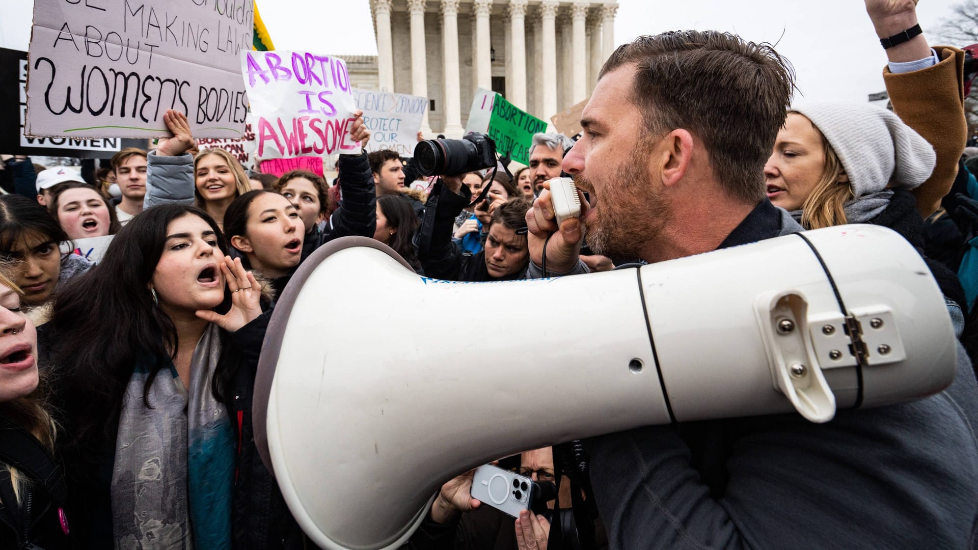 Abtreibungsrechtler und Abtreibungsgegner treffen aufeinander (Archivbild): In den USA sind Schwangerschaftsabbrüche seit einem Jahr verboten.