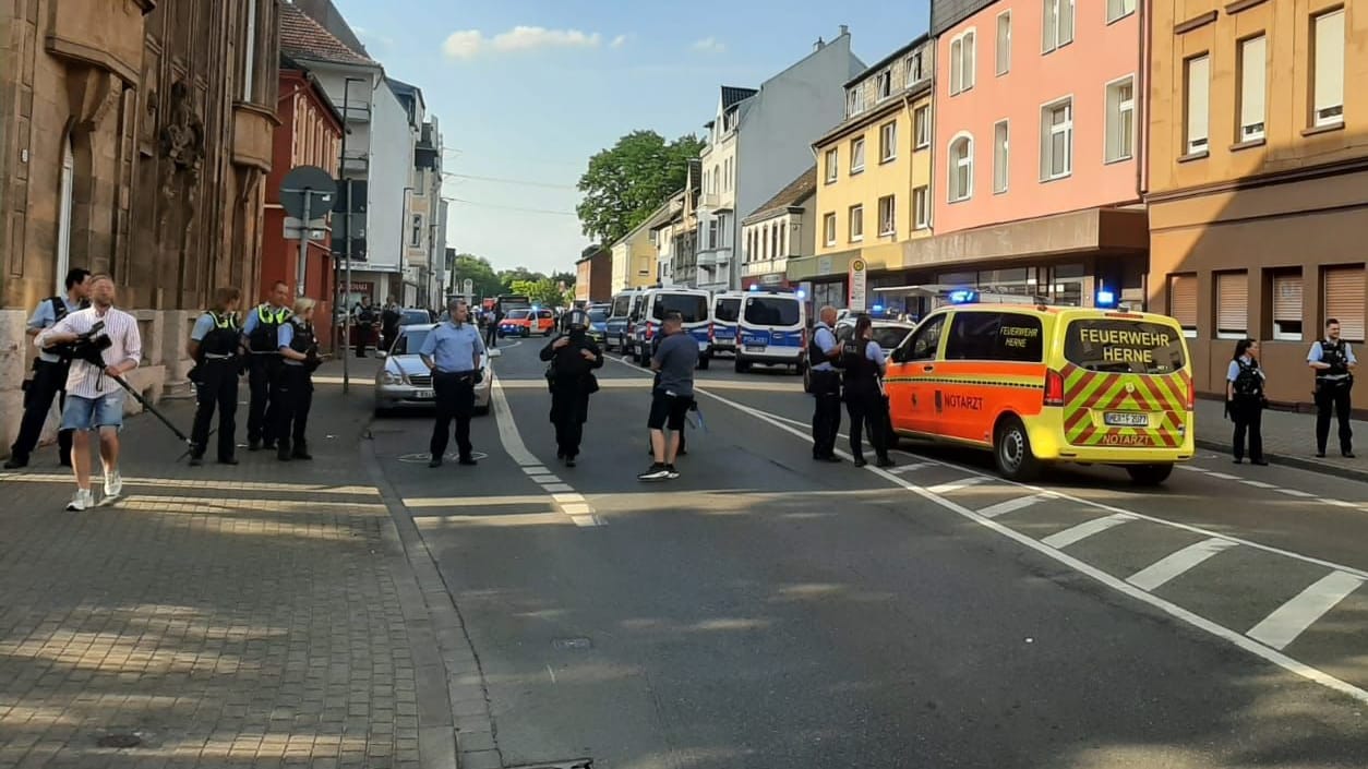 Polizei und Rettungswagen sind vor Ort.