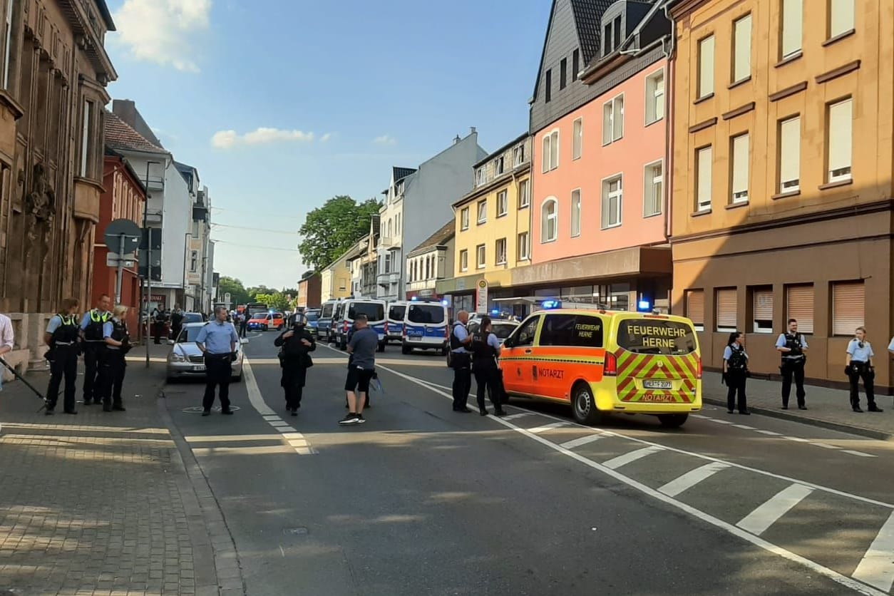 Polizei und Rettungswagen sind vor Ort.