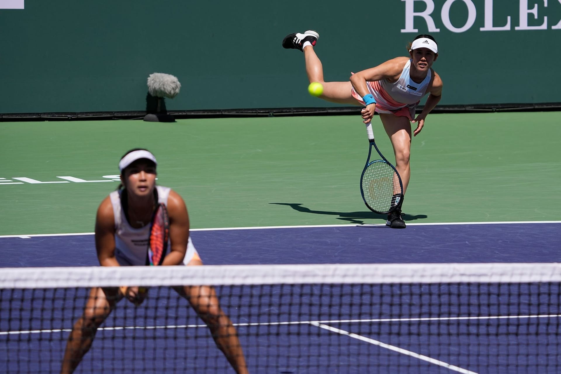 Aldila Sutjiadi (l.) und Miyu Kato: Das Duo darf bei den French Open im Doppel nicht mehr mitmachen.