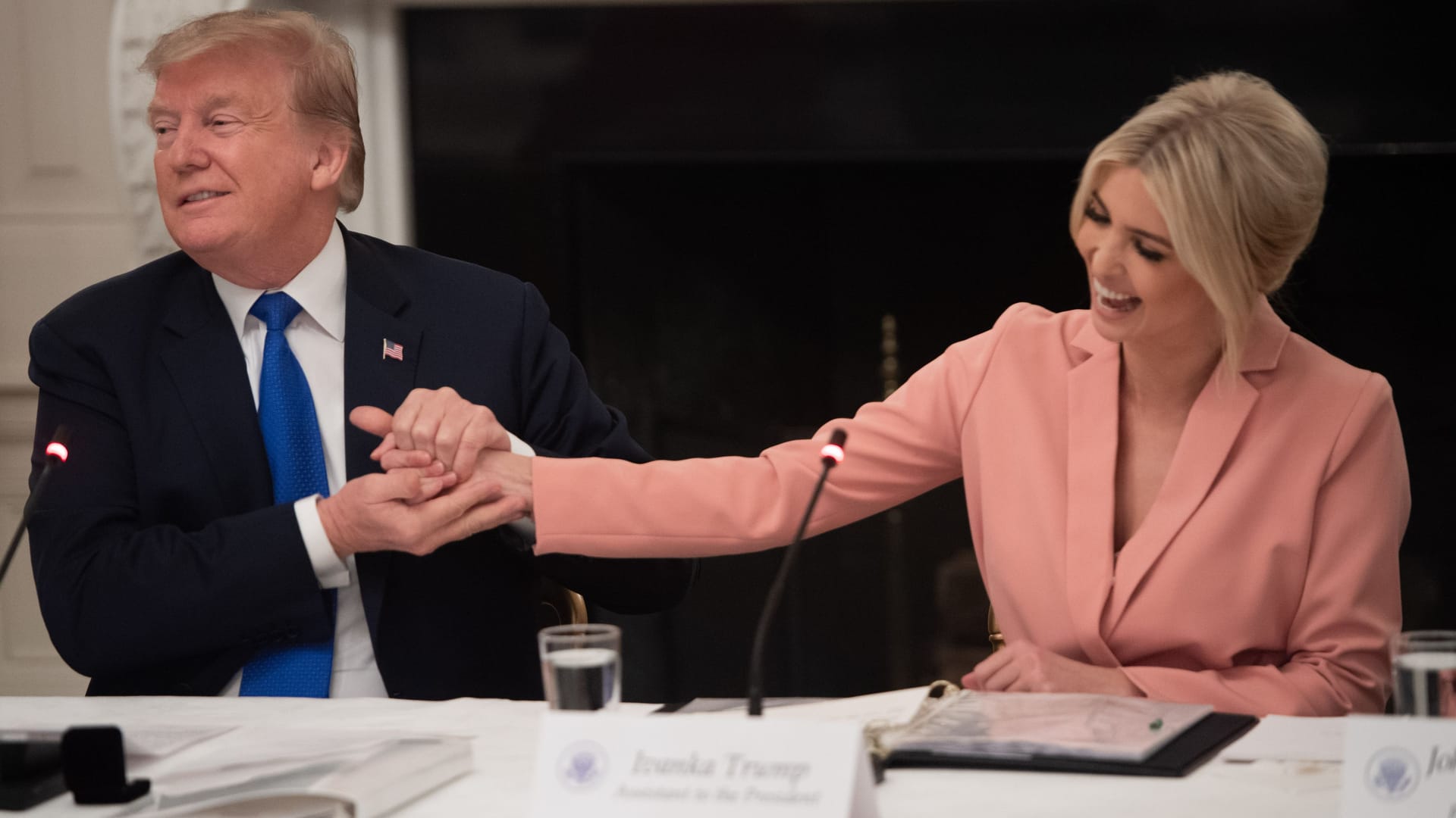 Ex-Präsident Donald Trump bei einem Meeting im Weißen Haus mit Tochter Ivanka Trump (Archivbild).