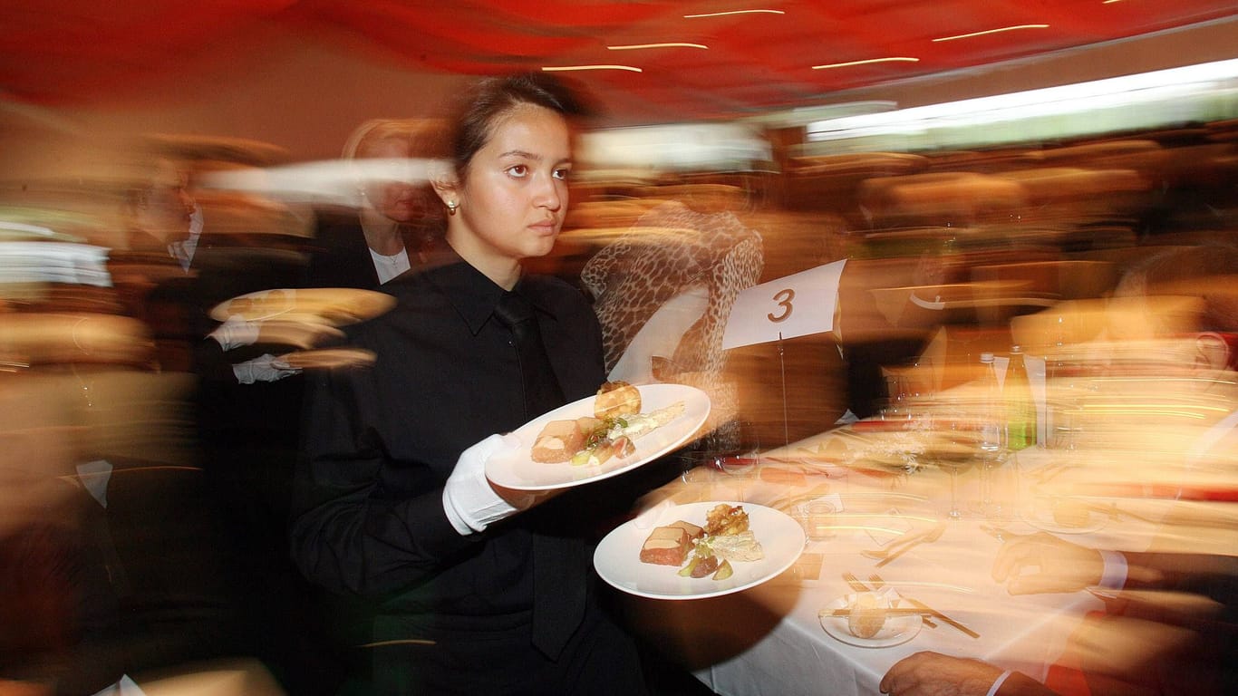 Kellnerin serviert in einem noblen Restaurant: Angestellte in der Gastronomie könnten mit am meisten vom Mindestlohn profitieren. (Quelle: Imago)