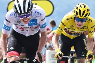 Tadej Pogačar (l.) und Jonas Vingegaard: Letzterer hat im vergangenen Jahr die Tour de France gewonnen.