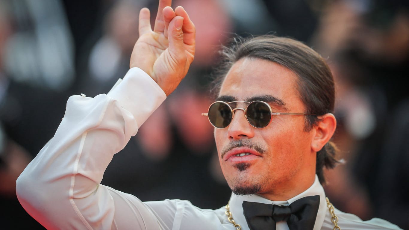 Er streut Salz: Nusret Gökce beim Filmfestival von Cannes im Mai 2023.