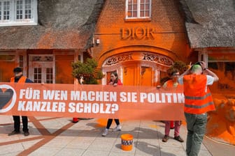 Farbanschlag auf Sylt: Aktivisten der "Letzten Generation" haben eine Dior-Filiale besprüht.