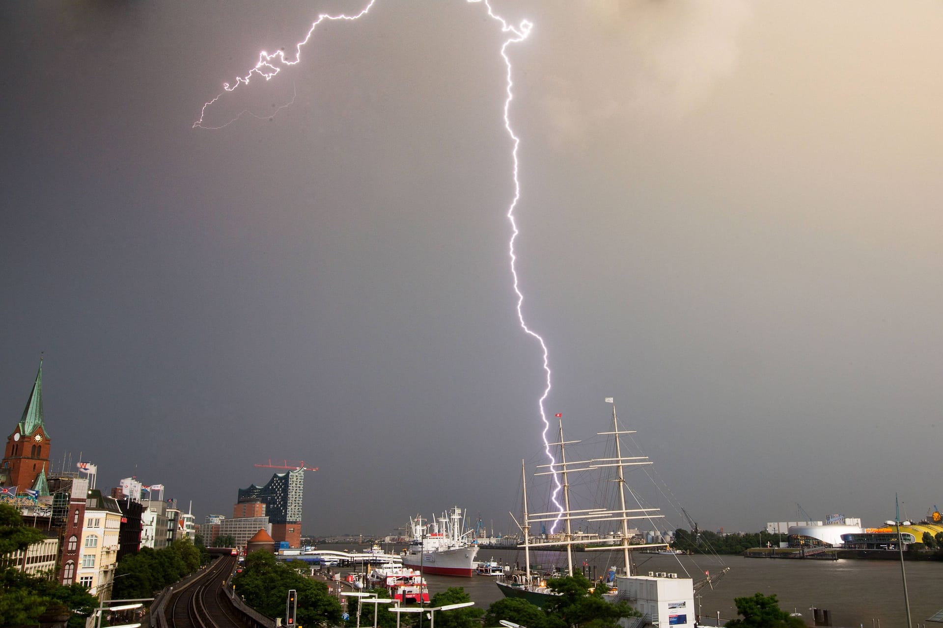 Gewitter über Hamburg (Symbolbild): In den kommenden Tagen kann es ungemütlich werden.