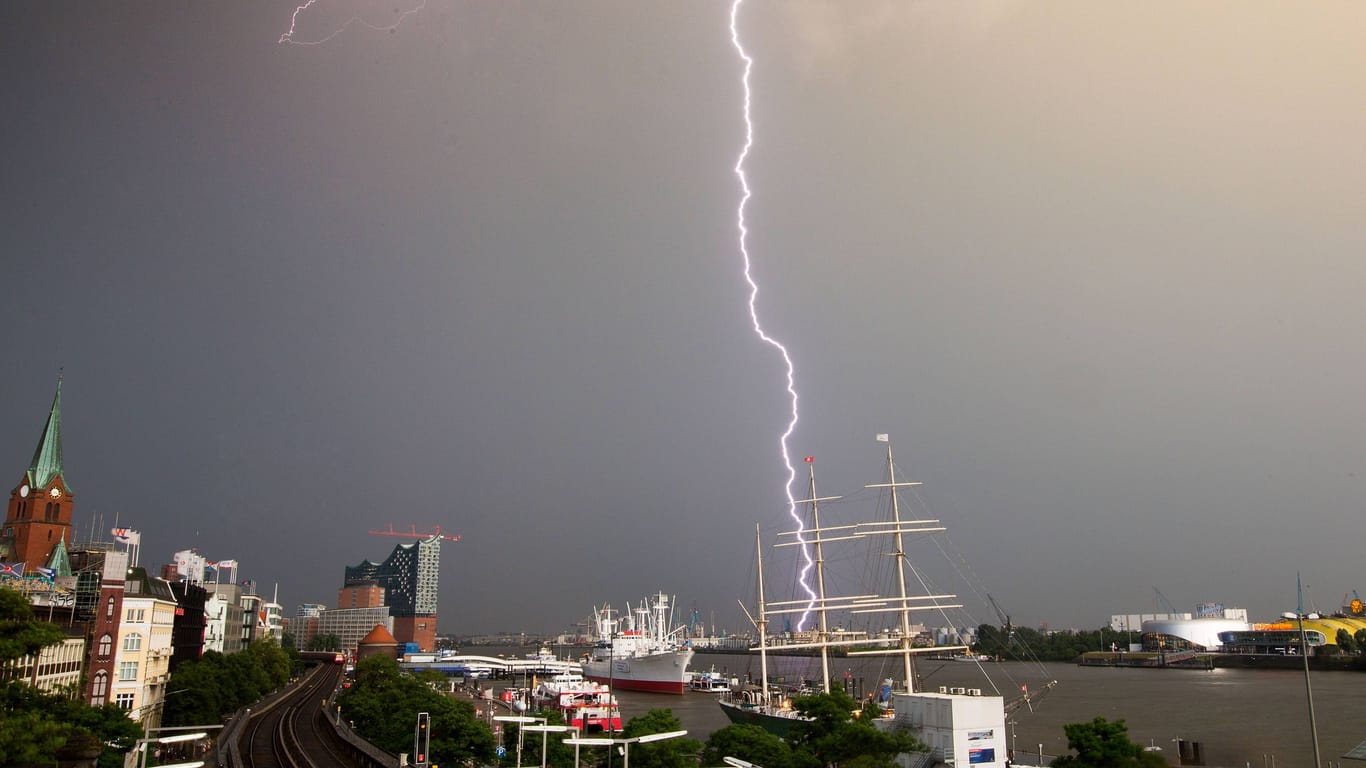 Gewitter über Hamburg (Symbolbild): In den kommenden Tagen kann es ungemütlich werden.